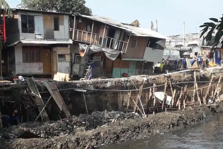 Houses are affected by land subsidence along Ciliwung riverbank in Ancol, North Jakarta, Nov. 19, 2018.